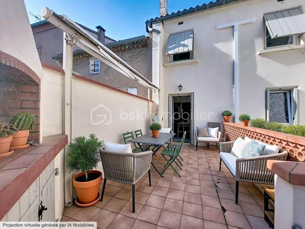 Idéalement située en plein coeur de CASTRES, venez découvrir cette charmante maison de ville au charme authentique et aux prestations optimisées.

Au rez-de-chaussée : Un espace indépendant comprenant une chambre avec sa salle d'eau privative, parfait pour recevoir des invités, un adolescent ou pour y aménager une activité libérale/indépendante. Vous profiterez également d'une agréable cour sans vis-à-vis, dotée d'une dépendance idéale pour le rangement ou jardinage. Un atout rare au centre-ville : un garage avec porte motorisée complète ce niveau.

A l'étage : une superbe pièce de vie lumineuse avec cuisine ouverte, pensée pour des moments de convivialité. Cet espace s'ouvre directement sur une belle terrasse avec barbecue parfaite pour les beaux jours. 

Au dernier niveau : le coin nuit dessert deux chambres climatisées ainsi qu'un espace cocooning mansardé et modulable ( parfait pour une 4ème chambre d'appoint, de bébé, un bureau ou un dressing. Une salle de bain récemment rénovée, des toilettes séparées et des placards de rangement sont présents sur se niveau.

Côté confort :
- Chauffage au gaz de ville avec chaudière à condensation récente
- Climatisation réversible installée en 2025

Une jolie maison où chaque mètre carré est optimisé avec intelligence, offrant un cadre de vie idéal pour les urbains.
Toutes les commodités de Castres sont accessibles à pied.