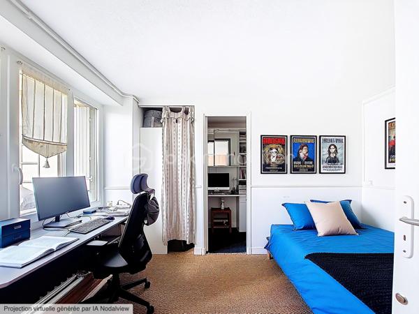 Idéalement située en plein coeur de CASTRES, venez découvrir cette charmante maison de ville au charme authentique et aux prestations optimisées.

Au rez-de-chaussée : Un espace indépendant comprenant une chambre avec sa salle d'eau privative, parfait pour recevoir des invités, un adolescent ou pour y aménager une activité libérale/indépendante. Vous profiterez également d'une agréable cour sans vis-à-vis, dotée d'une dépendance idéale pour le rangement ou jardinage. Un atout rare au centre-ville : un garage avec porte motorisée complète ce niveau.

A l'étage : une superbe pièce de vie lumineuse avec cuisine ouverte, pensée pour des moments de convivialité. Cet espace s'ouvre directement sur une belle terrasse avec barbecue parfaite pour les beaux jours. 

Au dernier niveau : le coin nuit dessert deux chambres climatisées ainsi qu'un espace cocooning mansardé et modulable ( parfait pour une 4ème chambre d'appoint, de bébé, un bureau ou un dressing. Une salle de bain récemment rénovée, des toilettes séparées et des placards de rangement sont présents sur se niveau.

Côté confort :
- Chauffage au gaz de ville avec chaudière à condensation récente
- Climatisation réversible installée en 2025

Une jolie maison où chaque mètre carré est optimisé avec intelligence, offrant un cadre de vie idéal pour les urbains.
Toutes les commodités de Castres sont accessibles à pied.
