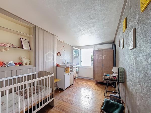 Idéalement située en plein coeur de CASTRES, venez découvrir cette charmante maison de ville au charme authentique et aux prestations optimisées.

Au rez-de-chaussée : Un espace indépendant comprenant une chambre avec sa salle d'eau privative, parfait pour recevoir des invités, un adolescent ou pour y aménager une activité libérale/indépendante. Vous profiterez également d'une agréable cour sans vis-à-vis, dotée d'une dépendance idéale pour le rangement ou jardinage. Un atout rare au centre-ville : un garage avec porte motorisée complète ce niveau.

A l'étage : une superbe pièce de vie lumineuse avec cuisine ouverte, pensée pour des moments de convivialité. Cet espace s'ouvre directement sur une belle terrasse avec barbecue parfaite pour les beaux jours. 

Au dernier niveau : le coin nuit dessert deux chambres climatisées ainsi qu'un espace cocooning mansardé et modulable ( parfait pour une 4ème chambre d'appoint, de bébé, un bureau ou un dressing. Une salle de bain récemment rénovée, des toilettes séparées et des placards de rangement sont présents sur se niveau.

Côté confort :
- Chauffage au gaz de ville avec chaudière à condensation récente
- Climatisation réversible installée en 2025

Une jolie maison où chaque mètre carré est optimisé avec intelligence, offrant un cadre de vie idéal pour les urbains.
Toutes les commodités de Castres sont accessibles à pied.