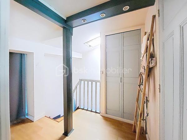 Idéalement située en plein coeur de CASTRES, venez découvrir cette charmante maison de ville au charme authentique et aux prestations optimisées.

Au rez-de-chaussée : Un espace indépendant comprenant une chambre avec sa salle d'eau privative, parfait pour recevoir des invités, un adolescent ou pour y aménager une activité libérale/indépendante. Vous profiterez également d'une agréable cour sans vis-à-vis, dotée d'une dépendance idéale pour le rangement ou jardinage. Un atout rare au centre-ville : un garage avec porte motorisée complète ce niveau.

A l'étage : une superbe pièce de vie lumineuse avec cuisine ouverte, pensée pour des moments de convivialité. Cet espace s'ouvre directement sur une belle terrasse avec barbecue parfaite pour les beaux jours. 

Au dernier niveau : le coin nuit dessert deux chambres climatisées ainsi qu'un espace cocooning mansardé et modulable ( parfait pour une 4ème chambre d'appoint, de bébé, un bureau ou un dressing. Une salle de bain récemment rénovée, des toilettes séparées et des placards de rangement sont présents sur se niveau.

Côté confort :
- Chauffage au gaz de ville avec chaudière à condensation récente
- Climatisation réversible installée en 2025

Une jolie maison où chaque mètre carré est optimisé avec intelligence, offrant un cadre de vie idéal pour les urbains.
Toutes les commodités de Castres sont accessibles à pied.