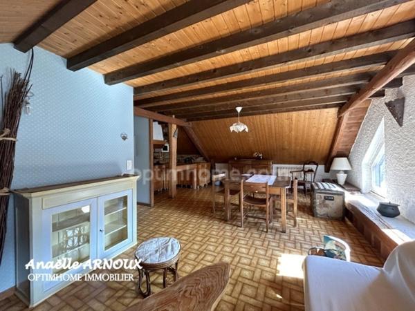 Maison en pierre à rénover avec beau potentiel