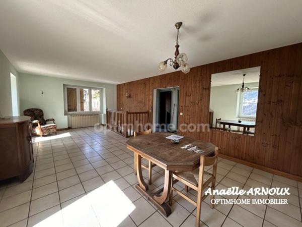 Maison en pierre à rénover avec beau potentiel