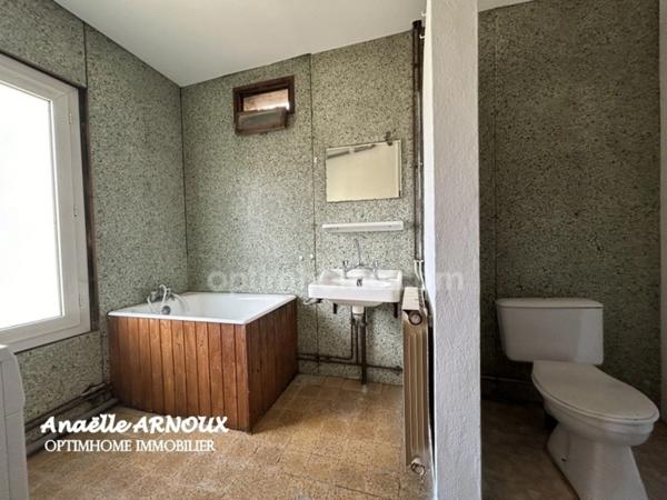 Maison en pierre à rénover avec beau potentiel