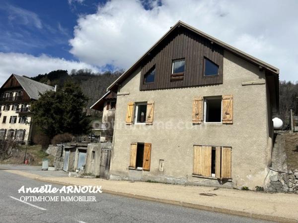Maison en pierre à rénover avec beau potentiel