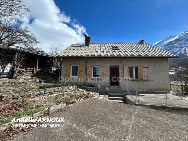 Maison en pierre à rénover avec beau potentiel