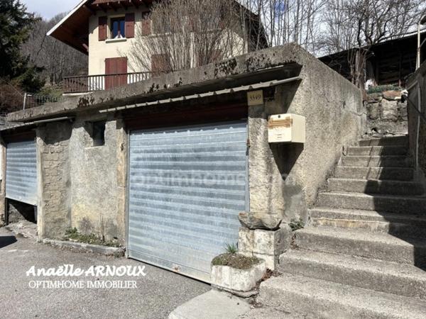 Maison en pierre à rénover avec beau potentiel