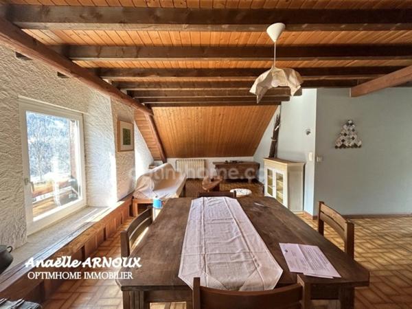 Maison en pierre à rénover avec beau potentiel