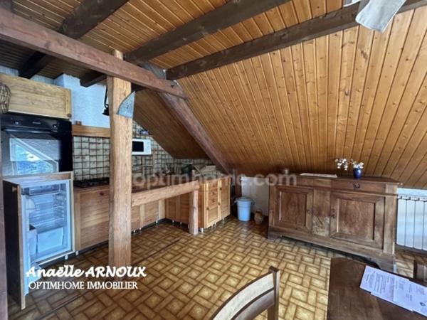 Maison en pierre à rénover avec beau potentiel