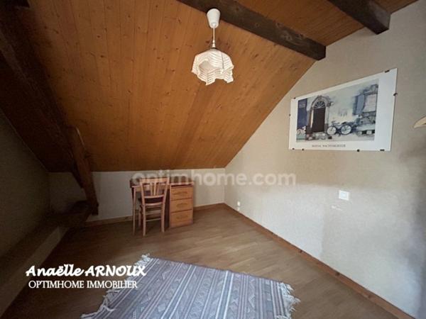 Maison en pierre à rénover avec beau potentiel