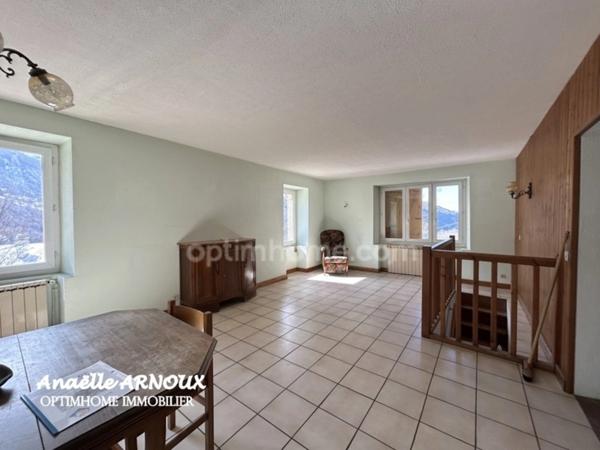 Maison en pierre à rénover avec beau potentiel