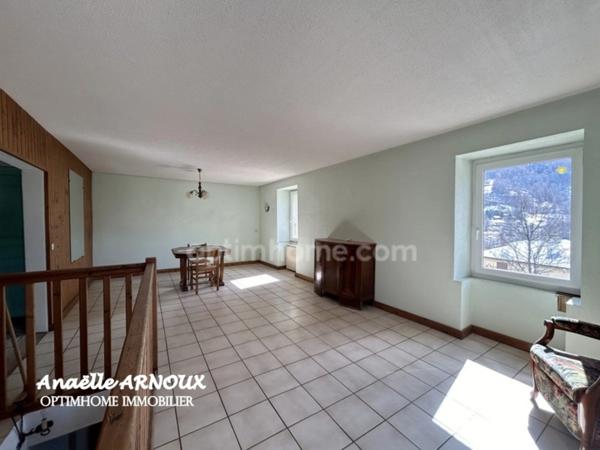 Maison en pierre à rénover avec beau potentiel