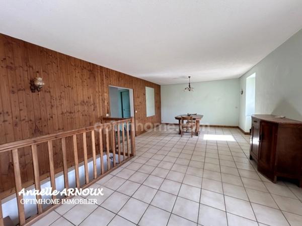 Maison en pierre à rénover avec beau potentiel