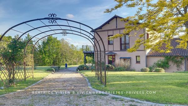 EXCLUSIVITE: RAVISSANTE MAISON! Secteur Montignac -Lascaux. BELLE VUE.  4 chambres. PISCINE. Jardin: 5697 m2