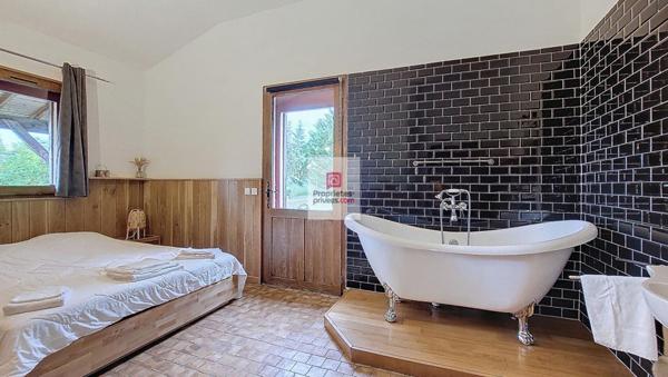 EXCLUSIVITE: RAVISSANTE MAISON! Secteur Montignac -Lascaux. BELLE VUE.  4 chambres. PISCINE. Jardin: 5697 m2