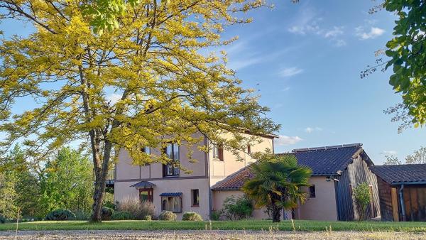 EXCLUSIVITE: RAVISSANTE MAISON! Secteur Montignac -Lascaux. BELLE VUE.  4 chambres. PISCINE. Jardin: 5697 m2