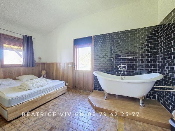 EXCLUSIVITE: RAVISSANTE MAISON! Secteur Montignac -Lascaux. BELLE VUE.  4 chambres. PISCINE. Jardin: 5697 m2