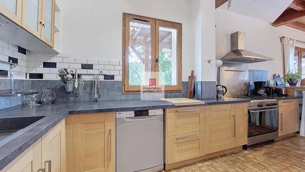 EXCLUSIVITE: RAVISSANTE MAISON! Secteur Montignac -Lascaux. BELLE VUE.  4 chambres. PISCINE. Jardin: 5697 m2