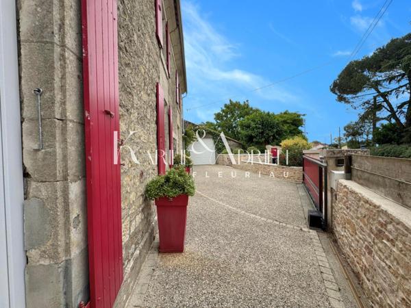 Charmante maison en pierre rénovée avec 3 chambres, bureau, garage, préau et jardin clos