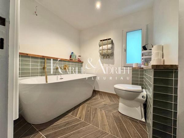 Charmante maison en pierre rénovée avec 3 chambres, bureau, garage, préau et jardin clos