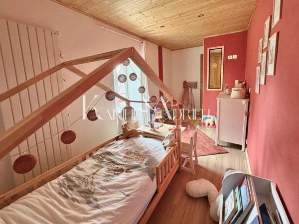 Charmante maison en pierre rénovée avec 3 chambres, bureau, garage, préau et jardin clos
