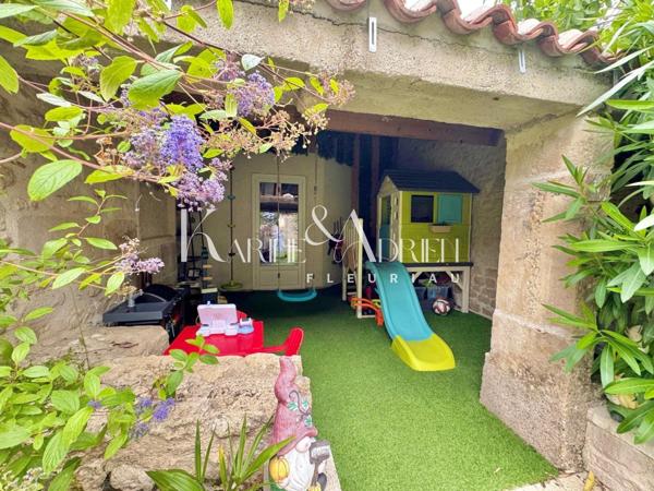 Charmante maison en pierre rénovée avec 3 chambres, bureau, garage, préau et jardin clos