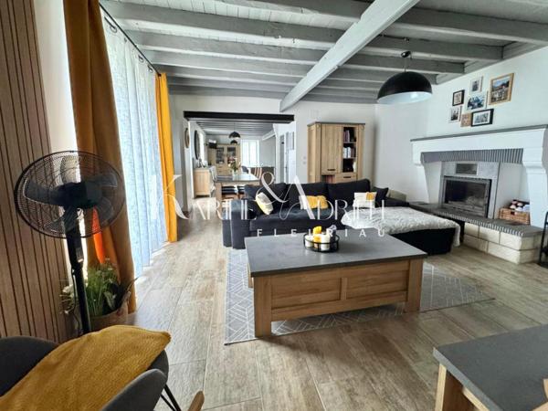 Charmante maison en pierre rénovée avec 3 chambres, bureau, garage, préau et jardin clos
