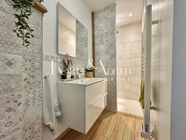 Charmante maison en pierre rénovée avec 3 chambres, bureau, garage, préau et jardin clos