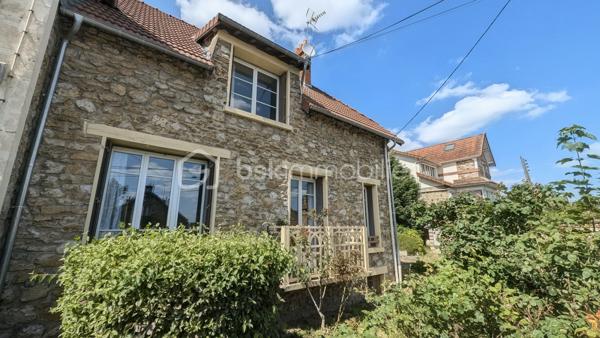 Maison meulière pleine de charme élevée sur sous-sol, idéalement située dans le quartier prisé de Cherchefeuiles offrant : 

Au rez-de-chaussée, vous découvrirez un hall d'entrée, un toilette, une cuisine indépendante, une salle à manger et un salon attenant ainsi qu'une suite parentale avec balcon.

A l'étage, un palier donnant sur une terrasse, un toilette et une pièce d'eau, deux belles chambres, une salle d'eau une grande pièce pouvant faire office de bureau/salle de jeux/chambre d'ami.

Un terrain spacieux, un grand garage ainsi qu'une dépendance pouvant être aménagée comme un studio complètement indépendant ou encore devenir un atelier ou un espace professionnel complètent les prestations de ce bien rare.

Des travaux de remise au goût du jour sont à prévoir pour révéler tout le potentiel de cette maison pleine de cachet !