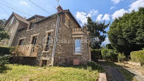 Maison meulière pleine de charme élevée sur sous-sol, idéalement située dans le quartier prisé de Cherchefeuiles offrant : 

Au rez-de-chaussée, vous découvrirez un hall d'entrée, un toilette, une cuisine indépendante, une salle à manger et un salon attenant ainsi qu'une suite parentale avec balcon.

A l'étage, un palier donnant sur une terrasse, un toilette et une pièce d'eau, deux belles chambres, une salle d'eau une grande pièce pouvant faire office de bureau/salle de jeux/chambre d'ami.

Un terrain spacieux, un grand garage ainsi qu'une dépendance pouvant être aménagée comme un studio complètement indépendant ou encore devenir un atelier ou un espace professionnel complètent les prestations de ce bien rare.

Des travaux de remise au goût du jour sont à prévoir pour révéler tout le potentiel de cette maison pleine de cachet !