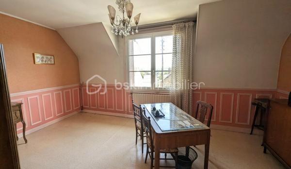 Maison meulière pleine de charme élevée sur sous-sol, idéalement située dans le quartier prisé de Cherchefeuiles offrant : 

Au rez-de-chaussée, vous découvrirez un hall d'entrée, un toilette, une cuisine indépendante, une salle à manger et un salon attenant ainsi qu'une suite parentale avec balcon.

A l'étage, un palier donnant sur une terrasse, un toilette et une pièce d'eau, deux belles chambres, une salle d'eau une grande pièce pouvant faire office de bureau/salle de jeux/chambre d'ami.

Un terrain spacieux, un grand garage ainsi qu'une dépendance pouvant être aménagée comme un studio complètement indépendant ou encore devenir un atelier ou un espace professionnel complètent les prestations de ce bien rare.

Des travaux de remise au goût du jour sont à prévoir pour révéler tout le potentiel de cette maison pleine de cachet !