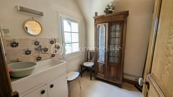 Maison meulière pleine de charme élevée sur sous-sol, idéalement située dans le quartier prisé de Cherchefeuiles offrant : 

Au rez-de-chaussée, vous découvrirez un hall d'entrée, un toilette, une cuisine indépendante, une salle à manger et un salon attenant ainsi qu'une suite parentale avec balcon.

A l'étage, un palier donnant sur une terrasse, un toilette et une pièce d'eau, deux belles chambres, une salle d'eau une grande pièce pouvant faire office de bureau/salle de jeux/chambre d'ami.

Un terrain spacieux, un grand garage ainsi qu'une dépendance pouvant être aménagée comme un studio complètement indépendant ou encore devenir un atelier ou un espace professionnel complètent les prestations de ce bien rare.

Des travaux de remise au goût du jour sont à prévoir pour révéler tout le potentiel de cette maison pleine de cachet !