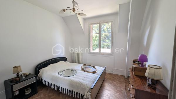 Maison meulière pleine de charme élevée sur sous-sol, idéalement située dans le quartier prisé de Cherchefeuiles offrant : 

Au rez-de-chaussée, vous découvrirez un hall d'entrée, un toilette, une cuisine indépendante, une salle à manger et un salon attenant ainsi qu'une suite parentale avec balcon.

A l'étage, un palier donnant sur une terrasse, un toilette et une pièce d'eau, deux belles chambres, une salle d'eau une grande pièce pouvant faire office de bureau/salle de jeux/chambre d'ami.

Un terrain spacieux, un grand garage ainsi qu'une dépendance pouvant être aménagée comme un studio complètement indépendant ou encore devenir un atelier ou un espace professionnel complètent les prestations de ce bien rare.

Des travaux de remise au goût du jour sont à prévoir pour révéler tout le potentiel de cette maison pleine de cachet !