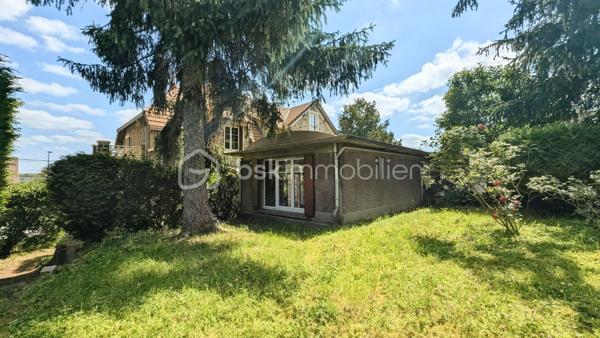 Maison meulière pleine de charme élevée sur sous-sol, idéalement située dans le quartier prisé de Cherchefeuiles offrant : 

Au rez-de-chaussée, vous découvrirez un hall d'entrée, un toilette, une cuisine indépendante, une salle à manger et un salon attenant ainsi qu'une suite parentale avec balcon.

A l'étage, un palier donnant sur une terrasse, un toilette et une pièce d'eau, deux belles chambres, une salle d'eau une grande pièce pouvant faire office de bureau/salle de jeux/chambre d'ami.

Un terrain spacieux, un grand garage ainsi qu'une dépendance pouvant être aménagée comme un studio complètement indépendant ou encore devenir un atelier ou un espace professionnel complètent les prestations de ce bien rare.

Des travaux de remise au goût du jour sont à prévoir pour révéler tout le potentiel de cette maison pleine de cachet !
