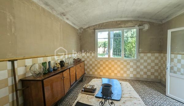 Maison meulière pleine de charme élevée sur sous-sol, idéalement située dans le quartier prisé de Cherchefeuiles offrant : 

Au rez-de-chaussée, vous découvrirez un hall d'entrée, un toilette, une cuisine indépendante, une salle à manger et un salon attenant ainsi qu'une suite parentale avec balcon.

A l'étage, un palier donnant sur une terrasse, un toilette et une pièce d'eau, deux belles chambres, une salle d'eau une grande pièce pouvant faire office de bureau/salle de jeux/chambre d'ami.

Un terrain spacieux, un grand garage ainsi qu'une dépendance pouvant être aménagée comme un studio complètement indépendant ou encore devenir un atelier ou un espace professionnel complètent les prestations de ce bien rare.

Des travaux de remise au goût du jour sont à prévoir pour révéler tout le potentiel de cette maison pleine de cachet !