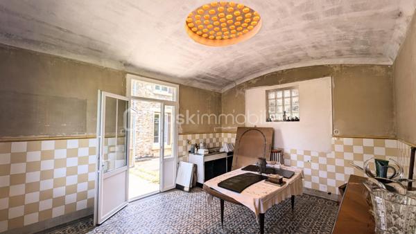 Maison meulière pleine de charme élevée sur sous-sol, idéalement située dans le quartier prisé de Cherchefeuiles offrant : 

Au rez-de-chaussée, vous découvrirez un hall d'entrée, un toilette, une cuisine indépendante, une salle à manger et un salon attenant ainsi qu'une suite parentale avec balcon.

A l'étage, un palier donnant sur une terrasse, un toilette et une pièce d'eau, deux belles chambres, une salle d'eau une grande pièce pouvant faire office de bureau/salle de jeux/chambre d'ami.

Un terrain spacieux, un grand garage ainsi qu'une dépendance pouvant être aménagée comme un studio complètement indépendant ou encore devenir un atelier ou un espace professionnel complètent les prestations de ce bien rare.

Des travaux de remise au goût du jour sont à prévoir pour révéler tout le potentiel de cette maison pleine de cachet !