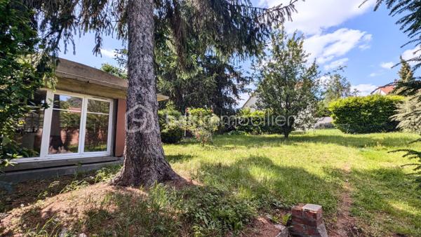 Maison meulière pleine de charme élevée sur sous-sol, idéalement située dans le quartier prisé de Cherchefeuiles offrant : 

Au rez-de-chaussée, vous découvrirez un hall d'entrée, un toilette, une cuisine indépendante, une salle à manger et un salon attenant ainsi qu'une suite parentale avec balcon.

A l'étage, un palier donnant sur une terrasse, un toilette et une pièce d'eau, deux belles chambres, une salle d'eau une grande pièce pouvant faire office de bureau/salle de jeux/chambre d'ami.

Un terrain spacieux, un grand garage ainsi qu'une dépendance pouvant être aménagée comme un studio complètement indépendant ou encore devenir un atelier ou un espace professionnel complètent les prestations de ce bien rare.

Des travaux de remise au goût du jour sont à prévoir pour révéler tout le potentiel de cette maison pleine de cachet !