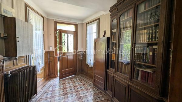 Maison meulière pleine de charme élevée sur sous-sol, idéalement située dans le quartier prisé de Cherchefeuiles offrant : 

Au rez-de-chaussée, vous découvrirez un hall d'entrée, un toilette, une cuisine indépendante, une salle à manger et un salon attenant ainsi qu'une suite parentale avec balcon.

A l'étage, un palier donnant sur une terrasse, un toilette et une pièce d'eau, deux belles chambres, une salle d'eau une grande pièce pouvant faire office de bureau/salle de jeux/chambre d'ami.

Un terrain spacieux, un grand garage ainsi qu'une dépendance pouvant être aménagée comme un studio complètement indépendant ou encore devenir un atelier ou un espace professionnel complètent les prestations de ce bien rare.

Des travaux de remise au goût du jour sont à prévoir pour révéler tout le potentiel de cette maison pleine de cachet !