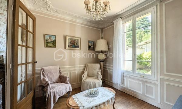 Maison meulière pleine de charme élevée sur sous-sol, idéalement située dans le quartier prisé de Cherchefeuiles offrant : 

Au rez-de-chaussée, vous découvrirez un hall d'entrée, un toilette, une cuisine indépendante, une salle à manger et un salon attenant ainsi qu'une suite parentale avec balcon.

A l'étage, un palier donnant sur une terrasse, un toilette et une pièce d'eau, deux belles chambres, une salle d'eau une grande pièce pouvant faire office de bureau/salle de jeux/chambre d'ami.

Un terrain spacieux, un grand garage ainsi qu'une dépendance pouvant être aménagée comme un studio complètement indépendant ou encore devenir un atelier ou un espace professionnel complètent les prestations de ce bien rare.

Des travaux de remise au goût du jour sont à prévoir pour révéler tout le potentiel de cette maison pleine de cachet !