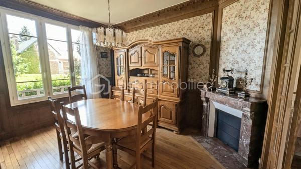 Maison meulière pleine de charme élevée sur sous-sol, idéalement située dans le quartier prisé de Cherchefeuiles offrant : 

Au rez-de-chaussée, vous découvrirez un hall d'entrée, un toilette, une cuisine indépendante, une salle à manger et un salon attenant ainsi qu'une suite parentale avec balcon.

A l'étage, un palier donnant sur une terrasse, un toilette et une pièce d'eau, deux belles chambres, une salle d'eau une grande pièce pouvant faire office de bureau/salle de jeux/chambre d'ami.

Un terrain spacieux, un grand garage ainsi qu'une dépendance pouvant être aménagée comme un studio complètement indépendant ou encore devenir un atelier ou un espace professionnel complètent les prestations de ce bien rare.

Des travaux de remise au goût du jour sont à prévoir pour révéler tout le potentiel de cette maison pleine de cachet !