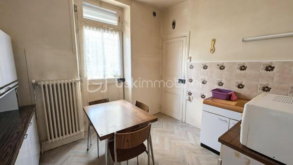Maison meulière pleine de charme élevée sur sous-sol, idéalement située dans le quartier prisé de Cherchefeuiles offrant : 

Au rez-de-chaussée, vous découvrirez un hall d'entrée, un toilette, une cuisine indépendante, une salle à manger et un salon attenant ainsi qu'une suite parentale avec balcon.

A l'étage, un palier donnant sur une terrasse, un toilette et une pièce d'eau, deux belles chambres, une salle d'eau une grande pièce pouvant faire office de bureau/salle de jeux/chambre d'ami.

Un terrain spacieux, un grand garage ainsi qu'une dépendance pouvant être aménagée comme un studio complètement indépendant ou encore devenir un atelier ou un espace professionnel complètent les prestations de ce bien rare.

Des travaux de remise au goût du jour sont à prévoir pour révéler tout le potentiel de cette maison pleine de cachet !