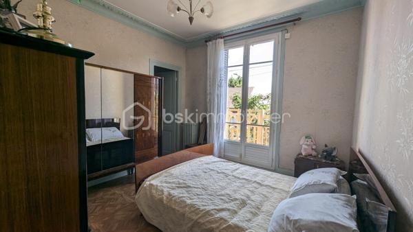 Maison meulière pleine de charme élevée sur sous-sol, idéalement située dans le quartier prisé de Cherchefeuiles offrant : 

Au rez-de-chaussée, vous découvrirez un hall d'entrée, un toilette, une cuisine indépendante, une salle à manger et un salon attenant ainsi qu'une suite parentale avec balcon.

A l'étage, un palier donnant sur une terrasse, un toilette et une pièce d'eau, deux belles chambres, une salle d'eau une grande pièce pouvant faire office de bureau/salle de jeux/chambre d'ami.

Un terrain spacieux, un grand garage ainsi qu'une dépendance pouvant être aménagée comme un studio complètement indépendant ou encore devenir un atelier ou un espace professionnel complètent les prestations de ce bien rare.

Des travaux de remise au goût du jour sont à prévoir pour révéler tout le potentiel de cette maison pleine de cachet !