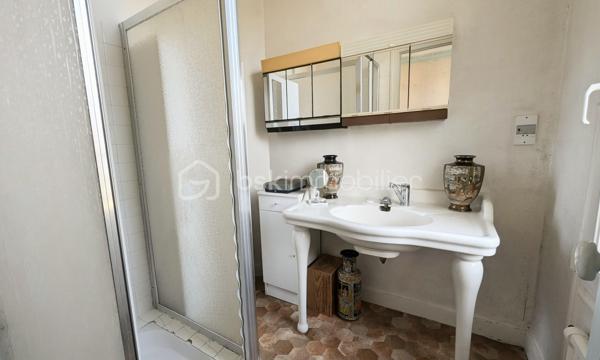 Maison meulière pleine de charme élevée sur sous-sol, idéalement située dans le quartier prisé de Cherchefeuiles offrant : 

Au rez-de-chaussée, vous découvrirez un hall d'entrée, un toilette, une cuisine indépendante, une salle à manger et un salon attenant ainsi qu'une suite parentale avec balcon.

A l'étage, un palier donnant sur une terrasse, un toilette et une pièce d'eau, deux belles chambres, une salle d'eau une grande pièce pouvant faire office de bureau/salle de jeux/chambre d'ami.

Un terrain spacieux, un grand garage ainsi qu'une dépendance pouvant être aménagée comme un studio complètement indépendant ou encore devenir un atelier ou un espace professionnel complètent les prestations de ce bien rare.

Des travaux de remise au goût du jour sont à prévoir pour révéler tout le potentiel de cette maison pleine de cachet !