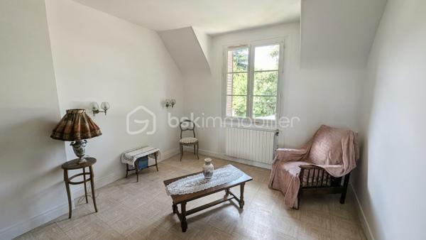 Maison meulière pleine de charme élevée sur sous-sol, idéalement située dans le quartier prisé de Cherchefeuiles offrant : 

Au rez-de-chaussée, vous découvrirez un hall d'entrée, un toilette, une cuisine indépendante, une salle à manger et un salon attenant ainsi qu'une suite parentale avec balcon.

A l'étage, un palier donnant sur une terrasse, un toilette et une pièce d'eau, deux belles chambres, une salle d'eau une grande pièce pouvant faire office de bureau/salle de jeux/chambre d'ami.

Un terrain spacieux, un grand garage ainsi qu'une dépendance pouvant être aménagée comme un studio complètement indépendant ou encore devenir un atelier ou un espace professionnel complètent les prestations de ce bien rare.

Des travaux de remise au goût du jour sont à prévoir pour révéler tout le potentiel de cette maison pleine de cachet !