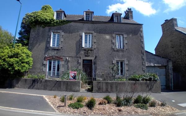 Maison à vendre    8 pièces •  Saint-Pol-de-Léon