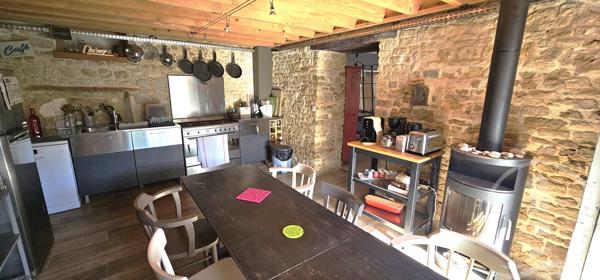 L'alliance parfaite de la pierre, du bois et du confort moderne.