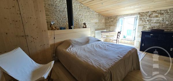 L'alliance parfaite de la pierre, du bois et du confort moderne.