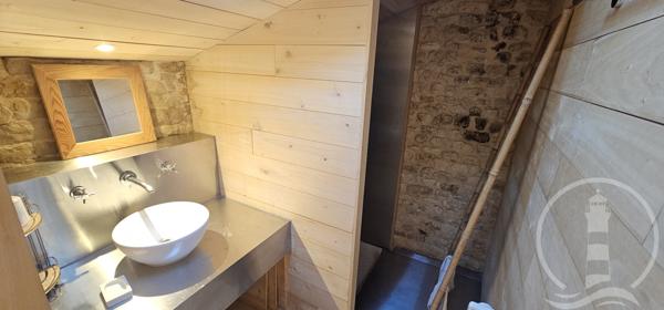 L'alliance parfaite de la pierre, du bois et du confort moderne.