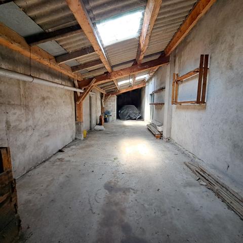 A VENDRE PARKING-BOX LAVELANET 191 M² SUR TERRAIN CONSTRUCTIBLE 923 M²