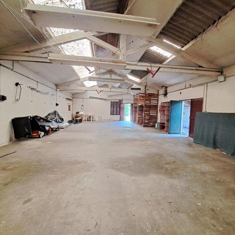 A VENDRE PARKING-BOX LAVELANET 191 M² SUR TERRAIN CONSTRUCTIBLE 923 M²