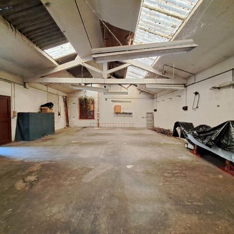 A VENDRE PARKING-BOX LAVELANET 191 M² SUR TERRAIN CONSTRUCTIBLE 923 M²